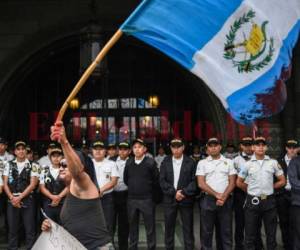 Cientos de personas se conglomeraron en la Plaza de la Constitución, frente el Palacio Nacional de la Cultura.