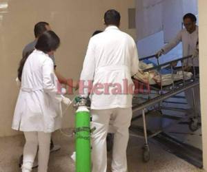 Momento en que Rodis Eduardo Peralta Rivera ingresa a la sala de emergencia del Hospital Materno Infantil.