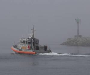 Los rescatistas ahora realizan búsquedas a lo largo de la costa de la isla. Foto: Agencia AFP