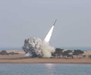 El misil se mantuvo en el aire durante una media hora, antes de caer en el mar de Japón. Foto: AFP