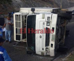 El camión perdió los frenos e impactó contra un taxi, producto del encontronazo volcó en el bulevar Fuerzas Armadas de la capital. Fotos Alex Pérez