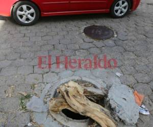 Un pedazo de tronco fue colocado por los vecinos para evitar que un carro caiga en el sumidero. Foto: Efraín Salgado/EL HERALDO