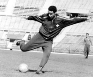 En esta foto de mayo de 1962, el futbolista suizo Roger Vonlanthen durante un entrenamiento en la Copa Mundial de Chile. Vonlanthen ha fallecido a los 89 años. Foto: AP