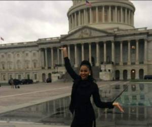 Kerelyne Webster, la representante hondureña posa en Washington.