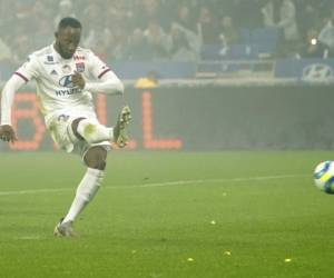 Moussa Dembele anotó su décimo gol de la liga francesa ante el Niza. Foto: AP