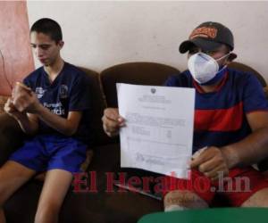 Con documentos en mano, Bayron certifica que sus escasos ingresos no alcanzan para comprar el medicamento de su hijo: Valpakine, Risperidona, Alergil, Biperideno. Fotos: Marvin Salgado / EL HERALDO.