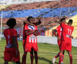 Carlos Bernárdez celebrando su segundo tanto en el duelo ante el Platense en el estadio Ceibeño. Foto OPSA