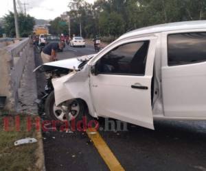 Ambos vehículos quedaron severamente dañados tras el fuerte impacto. FOTO: Estalin Irías/EL HERALDO