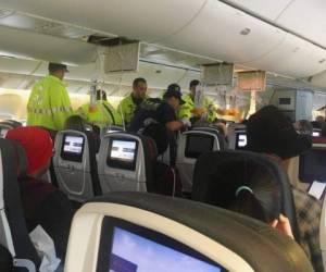 Fotografía proporcionada por Hurricane Fall de rescatistas atendiendo a un pasajero de un vuelo de Air Canada rumbo a Australia. Foto AP