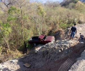 El vehículo quedó tirado en un barranco a la altura de la cuesta La Moramulca.
