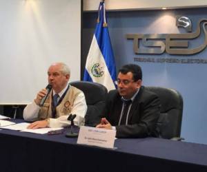 El jefe de la misión, el uruguayo Juan Pablo Corlazzoli, junto al presidente del Tribunal Supremo Electoral (TSE), Julio Olivo. Foto Cortesía OEA