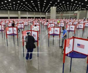 Imagen del 23 de junio de 2020, las cabinas de votación se encuentran instaladas en el Ala Sur del Centro de Exposiciones de Kentucky para las votaciones primarias del estado, en Louisville, Kentucky. Foto: AP.