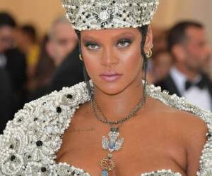 Rihanna en el Museo Metropolitano de Arte en Nueva York con un vestido papal que despertó críticas entre la comunidad cristiana. Foto AFP