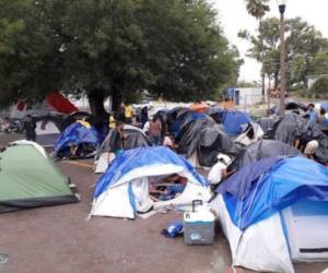 Cientos de migrantes permanecen en carpas afuera del Instituto Nacional de Migración de Matamoros. Foto: Cortesía.