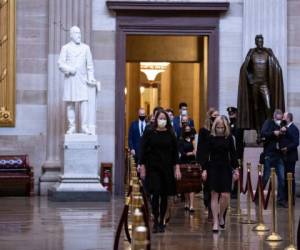 El personal del Senado de los EE. UU. Lleva cajas que contienen los votos del colegio electoral estatal en el Capitolio de los EE. UU. Foto: Agencia AFP.