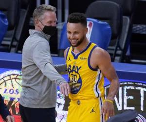 El entrenador de los Golden State Warriors, Steve Kerr, a la izquierda, celebra con el guardia Stephen Curry después de que los Warriors derrotaran a los Milwaukee Bucks. Foto:AP