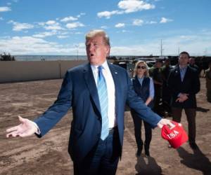 El presidente estadounidense Donald Trump recorre el muro fronterizo entre Estados Unidos y México en Calexico, California. Foto AFP