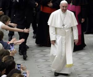 Fieles tratan de tocar al papa Francisco durante una audiencia con participantes de una peregrinaci n en el Aula Paulo VI en el Vaticano. Foto: Andrew Medichini/Agencia AP.