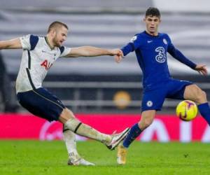 Christian Pulisic, derecha, del Chelsea, disputa el balón con Eric Dier, del Tottenham, en partido de la Liga Premier en el estadio Tottenham Hotspur de Londres, Inglaterra. FOTO: AP