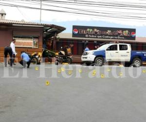 Los oficiales se mostraron sorprendidos por el crimen, pues declararon que se habían movido unos minutos de la zona y ocurrió el atentado, foto: Jimmy Argueta / EL HERALDO.