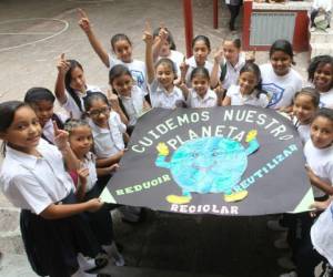 Las alumnas del CEB República de Argentina aprenden sobre las tres R. Foto:Magallanes/Salgado EL HERALDO.