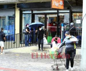 Actualmente solo se puede ingresar al supermercados según el último dígito de la identidad autorizado para circular. Foto: Emilio Flores/EL HERALDO