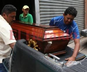 Familiares retiraron el cuerpo de la víctima de la morgue capitalina. Foto: Estalin Irías/ EL HERALDO