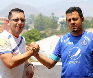 Carlos y Melvin, con las camisetas de los rivales de toda la vida, piden a los hinchas llegar y salir del Nacional sin malas noticias.