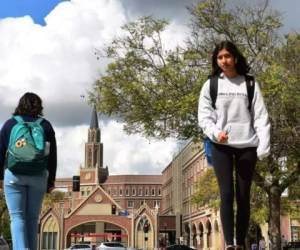 El lunes la policía migratoria estadounidense (ICE) anunció la revocatoria de las visas de estudiantes universitarios que no tengan cursos presenciales.