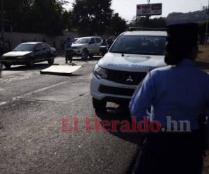 El cuerpo fue cubierto con un cartón mientras sus familiares llegaban a reconocerlo. Foto Emilio Flores| EL HERALDO