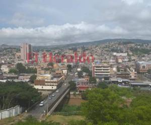 Los cielos de la capital de Honduras amanecieron rodeados de nubes grises, por lo que se pronostican lluvias para horas de la tarde. Foto: Alex Pérez/EL HERALDO.