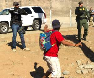 Un migrante clama piedad ante un agente de fronteras que dispara balas de goma contra los migrantes que buscaron cruzar ilegalmente la frontera. Foto: Pedro Acosta / Agencia AP