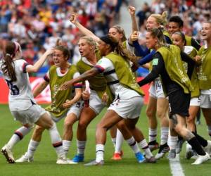 La mediocampista de Estados Unidos, Rose Lavelle, celebra el gol 2-0 con sus compañeras durante el partido final de la Copa Mundial Femenina de Francia 2019 entre Estados Unidos y Holanda en el Estadio de Lyon en Lyon, en el centro-este de Francia. Foto: Agencia AFP