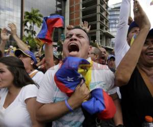 Miles de personas salieron a las calles este miércoles para desafiar el gobierno de Nicolás Maduro. Por su parte Juan Guaidó se autoproclamó presidente interino de Venezuela. Fotos AFP- AP