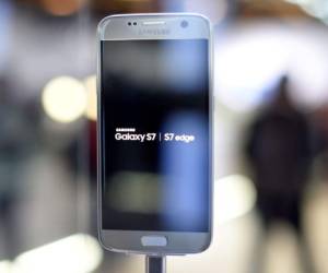 En agosto, Samsung había adelantado el lanzamiento del aparato para poder competir en el mercado de alta gama con su gran rival, la marca estadounidense Apple, que en septiembre lanzó el iPhone 7