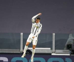 Cristiano Ronaldo, de la Juventus, festeja luego de anotar el segundo tanto de su equipo durante el cotejo de la Serie A ante el Cagliari, el sábado 21 de noviembre de 2020. Foto: AP