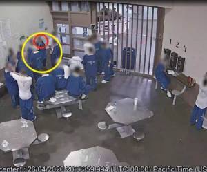 Un primer video muestra a un recluso repartiendo sorbos de agua caliente entre un grupo de compañeros que estaba en fila para ver a la enfermera.