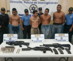 Los individuos fueron capturados en posesión de armas de uso prohibido durante un operativo realizado por agentes de la Dirección Policial de Investigaciones (DPI), con apoyo de la Policia Preventiva y personal de inteligencia de la Policia Nacional.