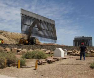Los trabajadores construyen una cerca fronteriza en una propiedad privada ubicada en los límites de los estados de Texas y Nuevo México de Estados Unidos, tomada de Ciudad Juárez, estado de Chihuahua, México. Agencia AFP.