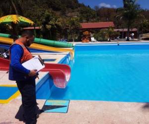 Personal de Copeco realiza la inspección en un balneario del Distrito Central.