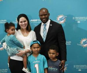El nuevo entrenador en jefe de los Miami Dolphin, Brian Flores, a la izquierda, posa con su familia, su esposa, Jennifer, su hija Liliana, su hijo Miles, el centro y su hijo Maxwell. Foto AP
