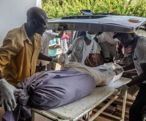 Los primeros cuerpos de seguidores de una secta evangélica en Kenia, cuyo pastor predicaba ayunar hasta la muerte, fueron devueltos el martes a las familias, casi un año después del descubrimiento de la tragedia.