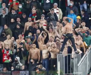 La afición del Lokomotiv celebró el gol de su equipo, hasta que este perdió al recibir una segunda anotación del Bayern Munich. Foto: AP.