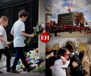 Conmovidos por la muerte del príncipe Felipe y entristecidos por la reina Isabel II, que ha perdido a 'su pilar', admiradores de la monarquía británica llevaron el viernes flores y palabras de consuelo a las residencias reales de Windsor y Buckingham. Fotos AFP