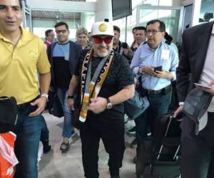 Maradona mientras llegaba a México para ser presentado al equipo que dirigirá. Foto: Agencia AP