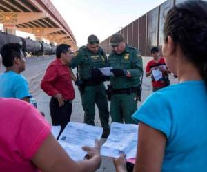 El envío de los migrantes centroamericanos a esa isla se dio a conocer meses después de que Estados Unidos y Guatemala alcanzaron, en julio pasado, un acuerdo para que migrantes extranjeros permanezcan en el país centroamericano. Foto: AFP.