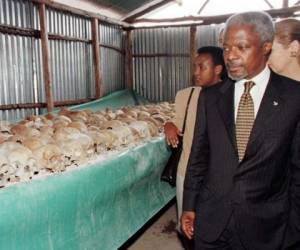 En este archivo, foto tomada el 8 de mayo de 1998, el secretario general de la ONU, Kofi Annan, camina junto a los cráneos en el monumento al genocidio de Mulire.