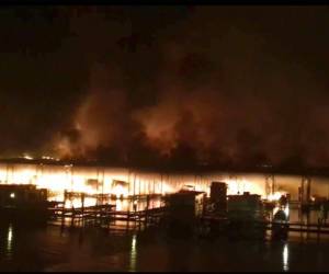 Foto del incendio que devoró varias embarcaciones sobre el rí­o Tennessee. Foto: AP.