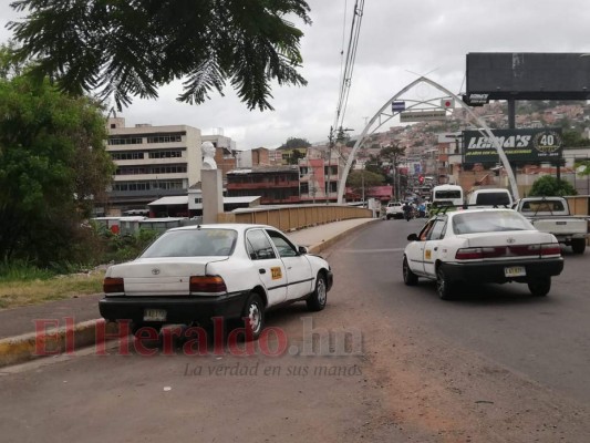 El taxi fue dejado al final del puente Juan Ramón Molina por los malhechores. Foto: Cortesía.