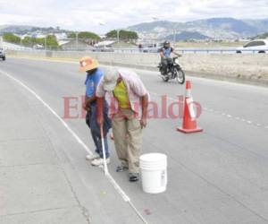 Los trabajos de señalización consisten en demarcar carriles.